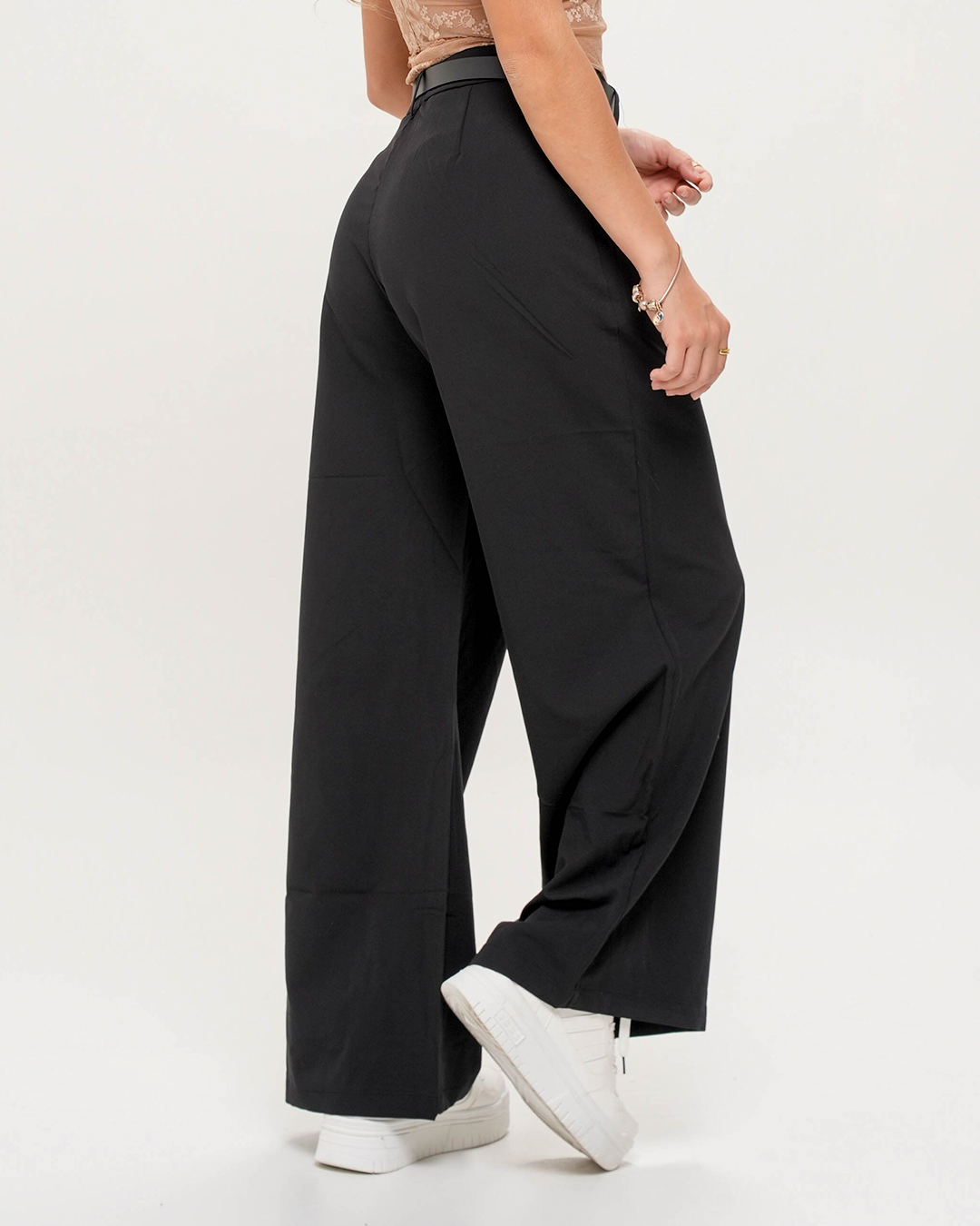 𝑷𝒂𝒏𝒕𝒂𝒍𝒐́𝒏 𝑴𝒊𝒍𝒂𝒏 𝑵𝒆𝒈𝒓𝒐